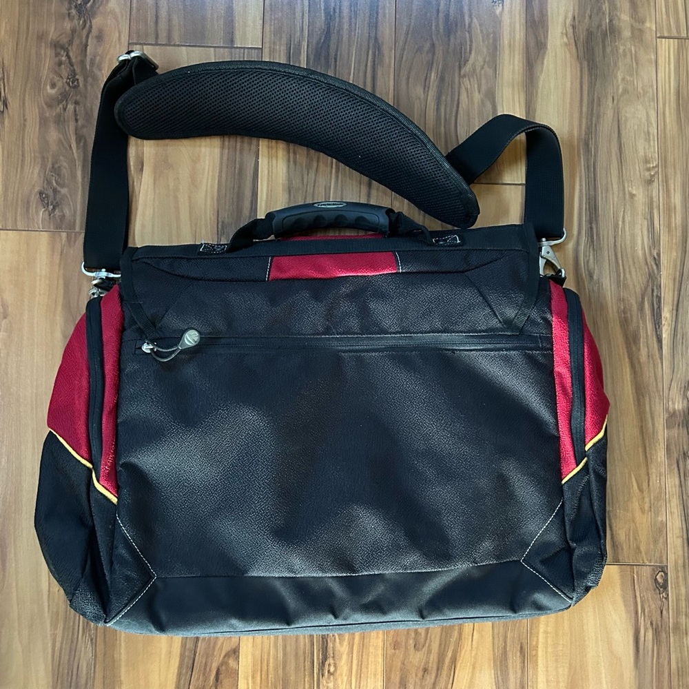 TAYLORMADE BLACK AND RED MESSENGER/GOLF LINED BAG - Picture 3 of 10